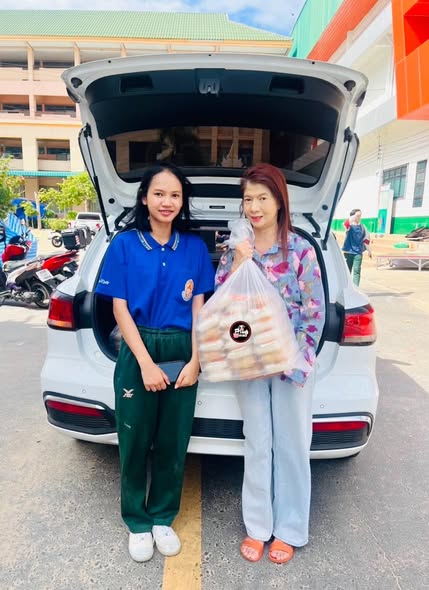 ส่งข้าวไก่ทอด 124 กล่อง ให้น้องๆ รว. เติมพลังก่อนแข่งกีฬา #เขียวแสดเกมส์ ค่ะ  ขอบคุณน้องๆ ที่น่ารัก #ร้อยเอ็ดวิทยาลัย